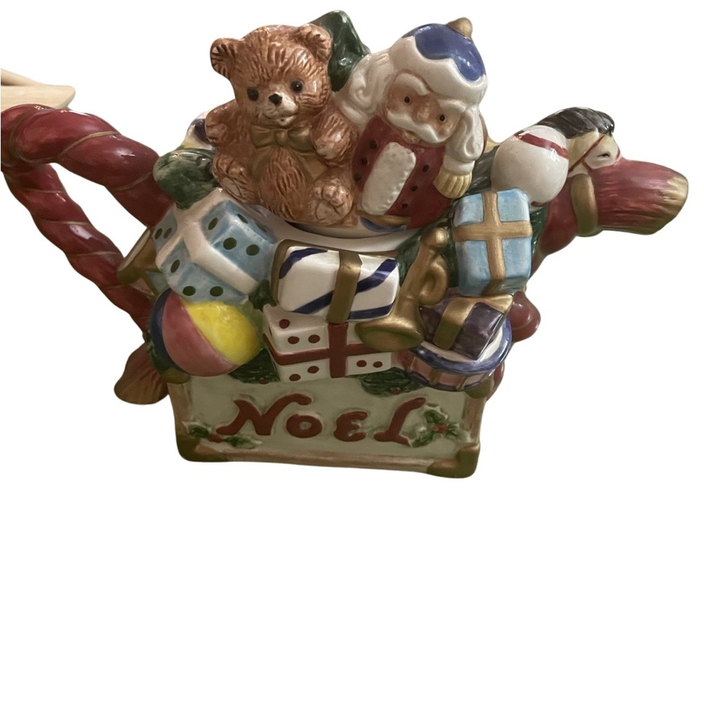 Super cute Christmas tea pot by Fritz and Floyd excellent condition